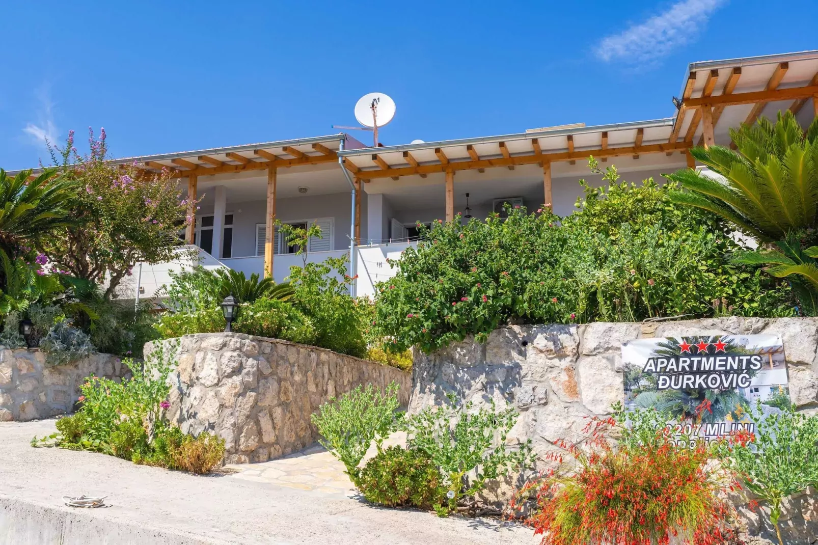 Apartments Djurkovic - Two-Bedroom Apartment with Shared Terrace and Sea View-Buitenlucht