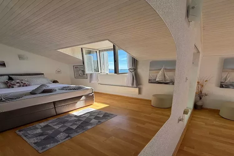 Indy's Beach Apartments -Two Bedroom Apartment with Balcony and Sea View-Slaapkamer