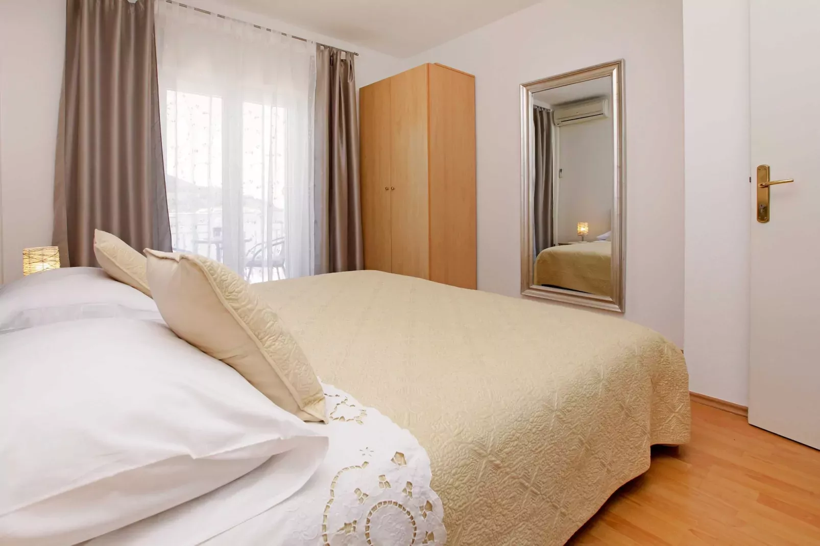 Sunshine Apartment Doda - Three Bedroom Apartment with Balcony and Sea View-Slaapkamer