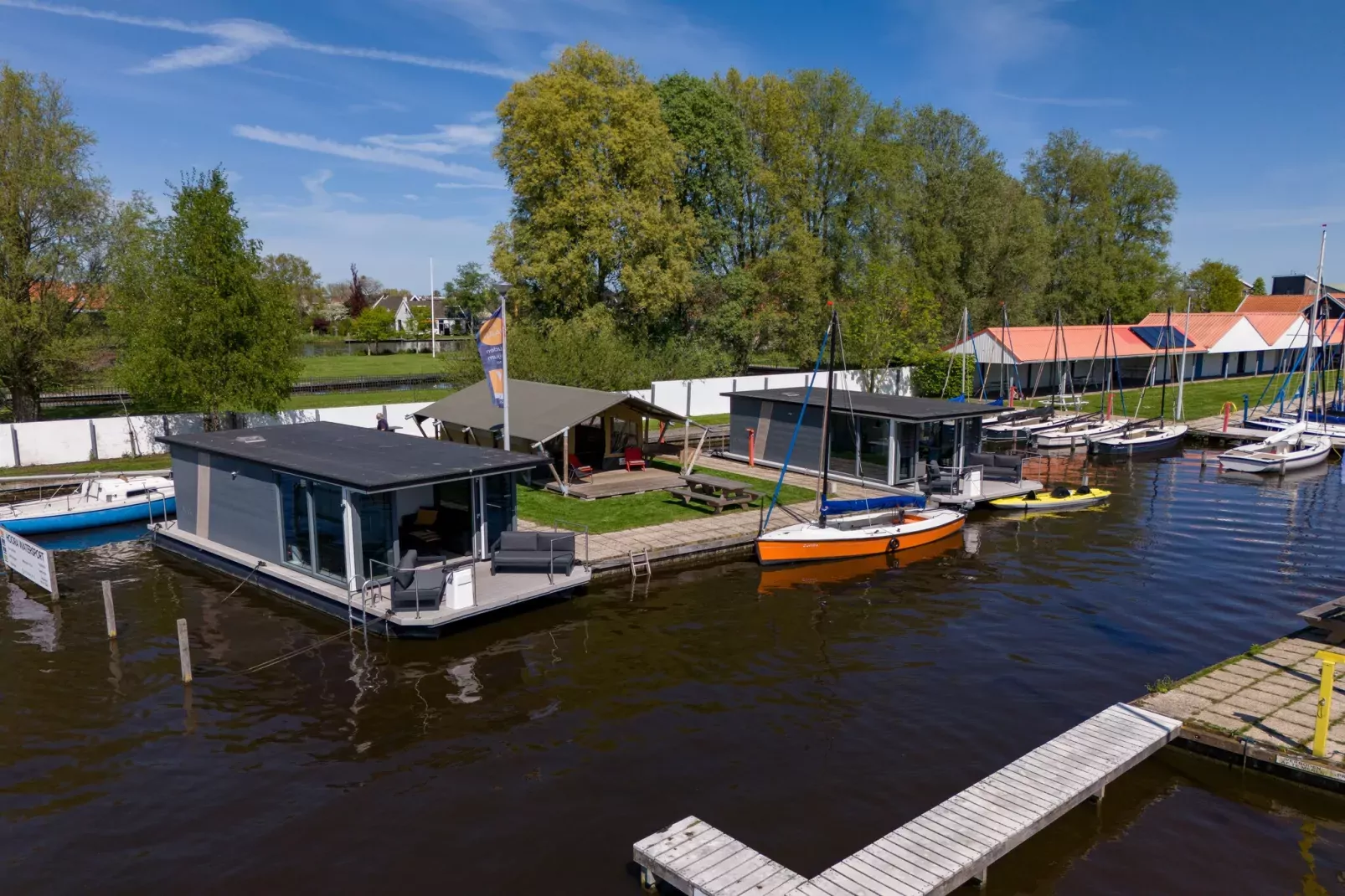 Waterlodges Heeg 1-Buitenkant zomer