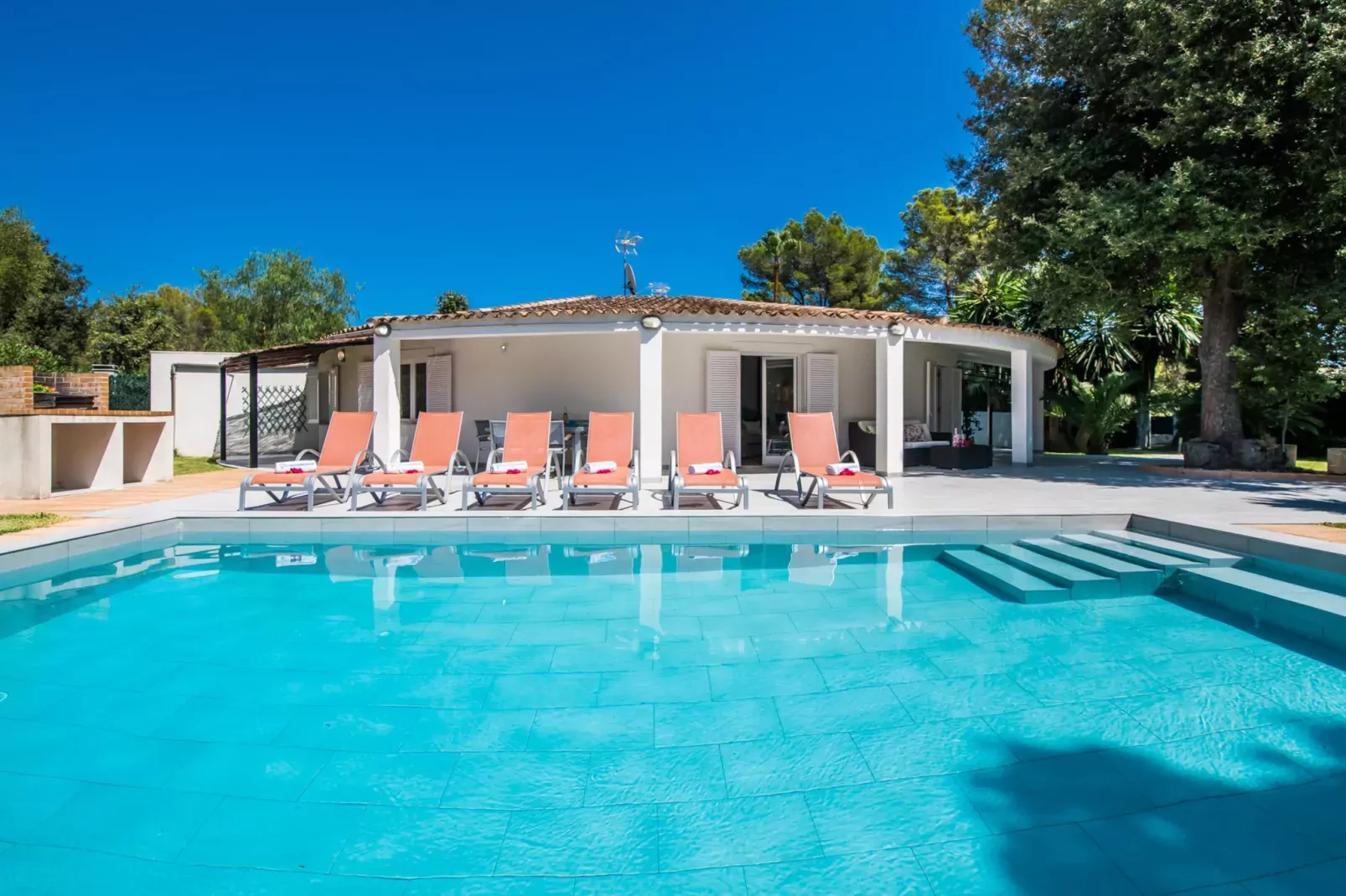 Casa Encinar-Buitenkant zomer
