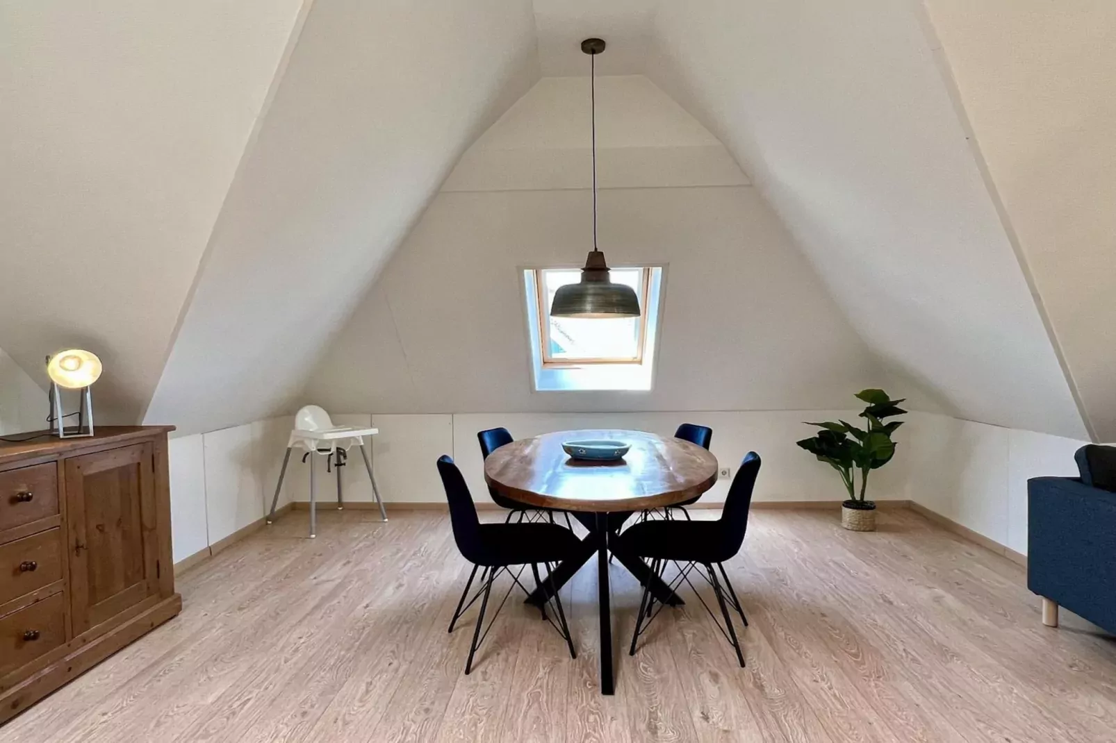 Anzelhoef apartment West-Eetkamer