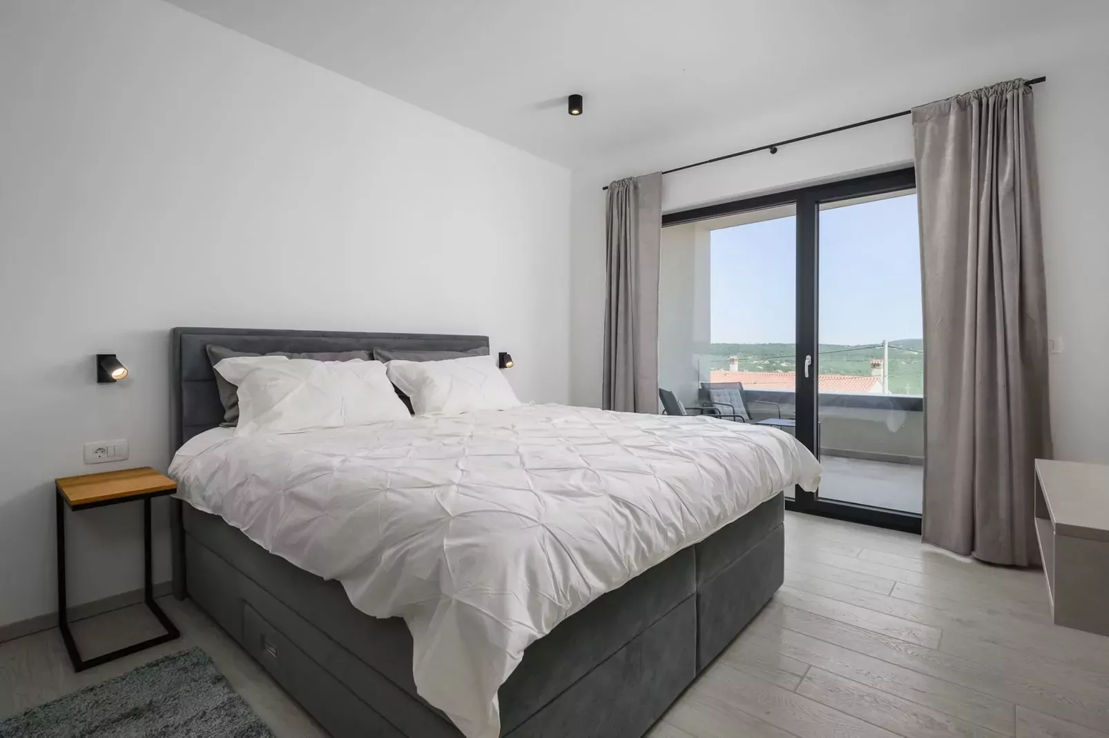 Villa de la Vie with Heated Swimming Pool-Slaapkamer