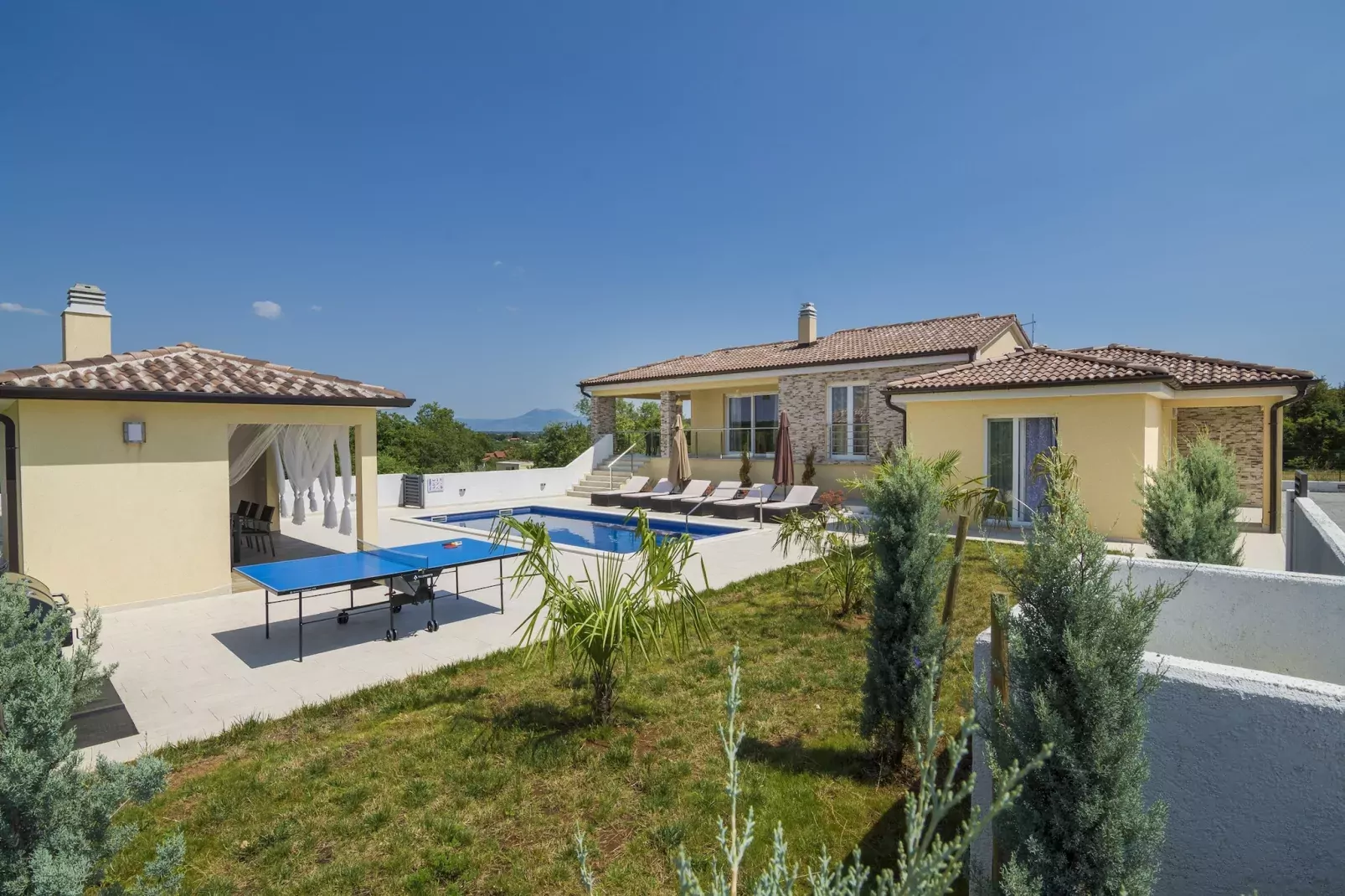 Villa Land with Private Pool-Buitenkant zomer