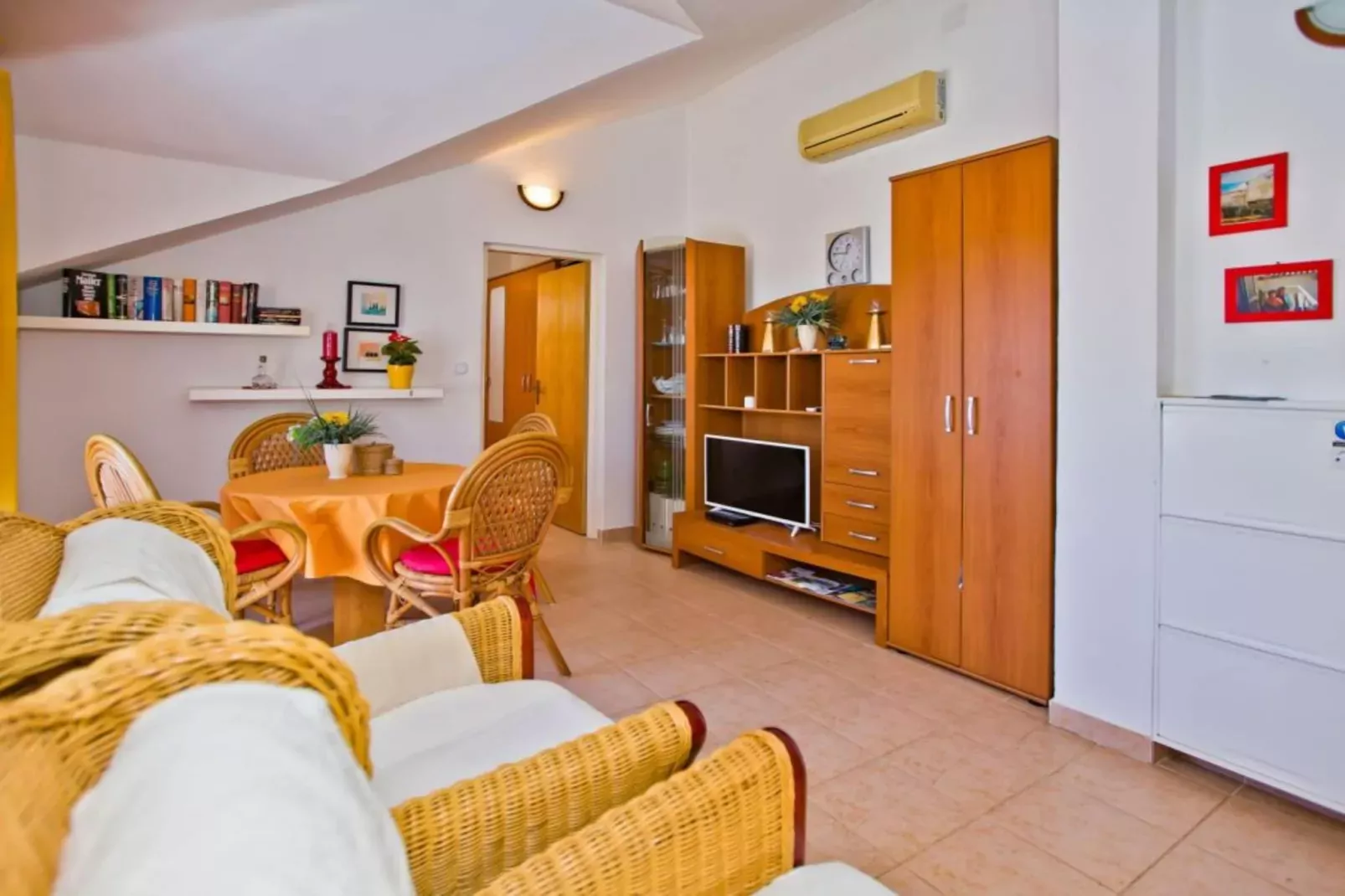 Apartments Jacky - One Bedroom Apartment with Balcony (owner 6)-Woonkamer