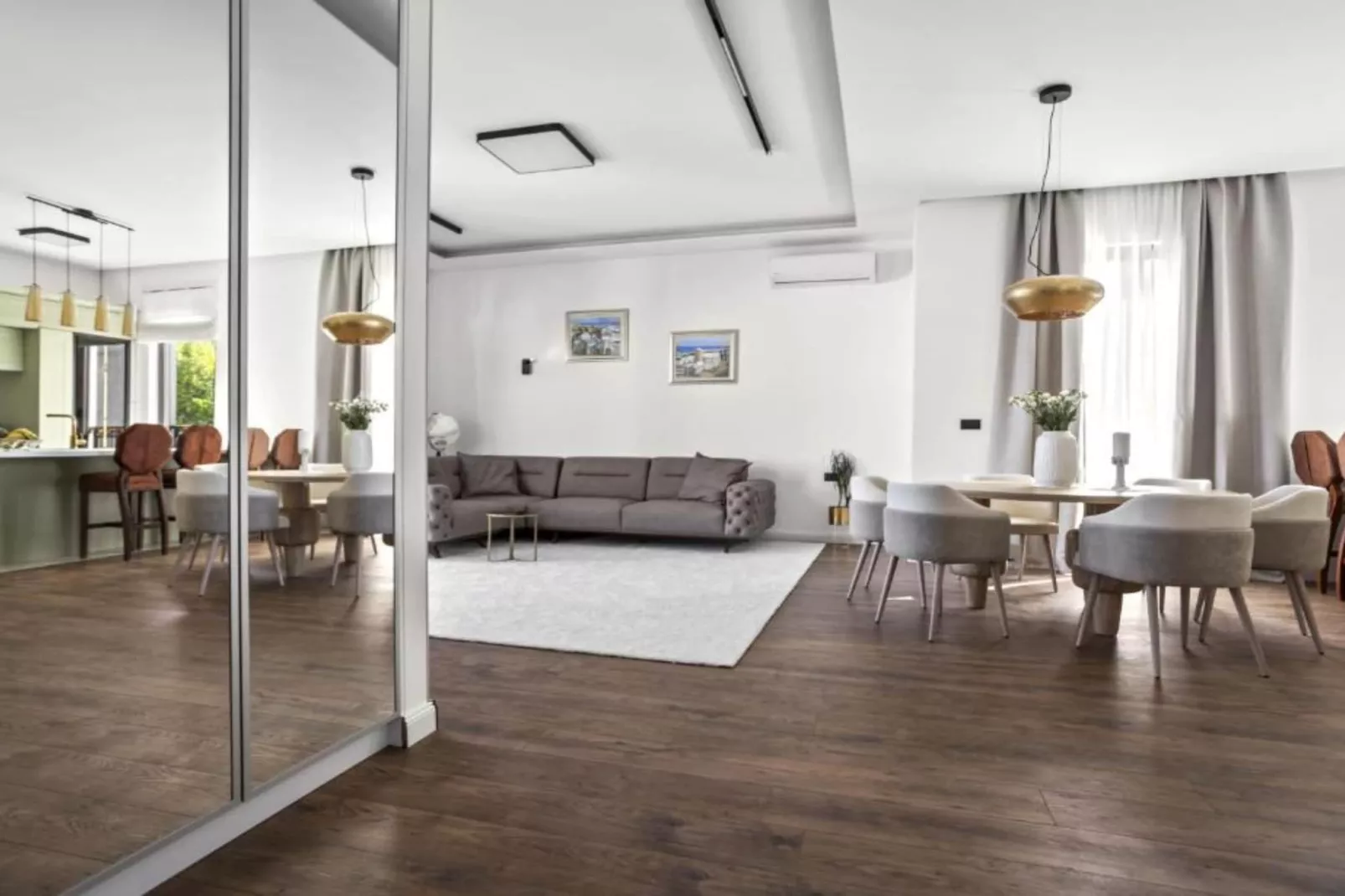 Three-Bedroom Penthouse Apartment-Woonkamer