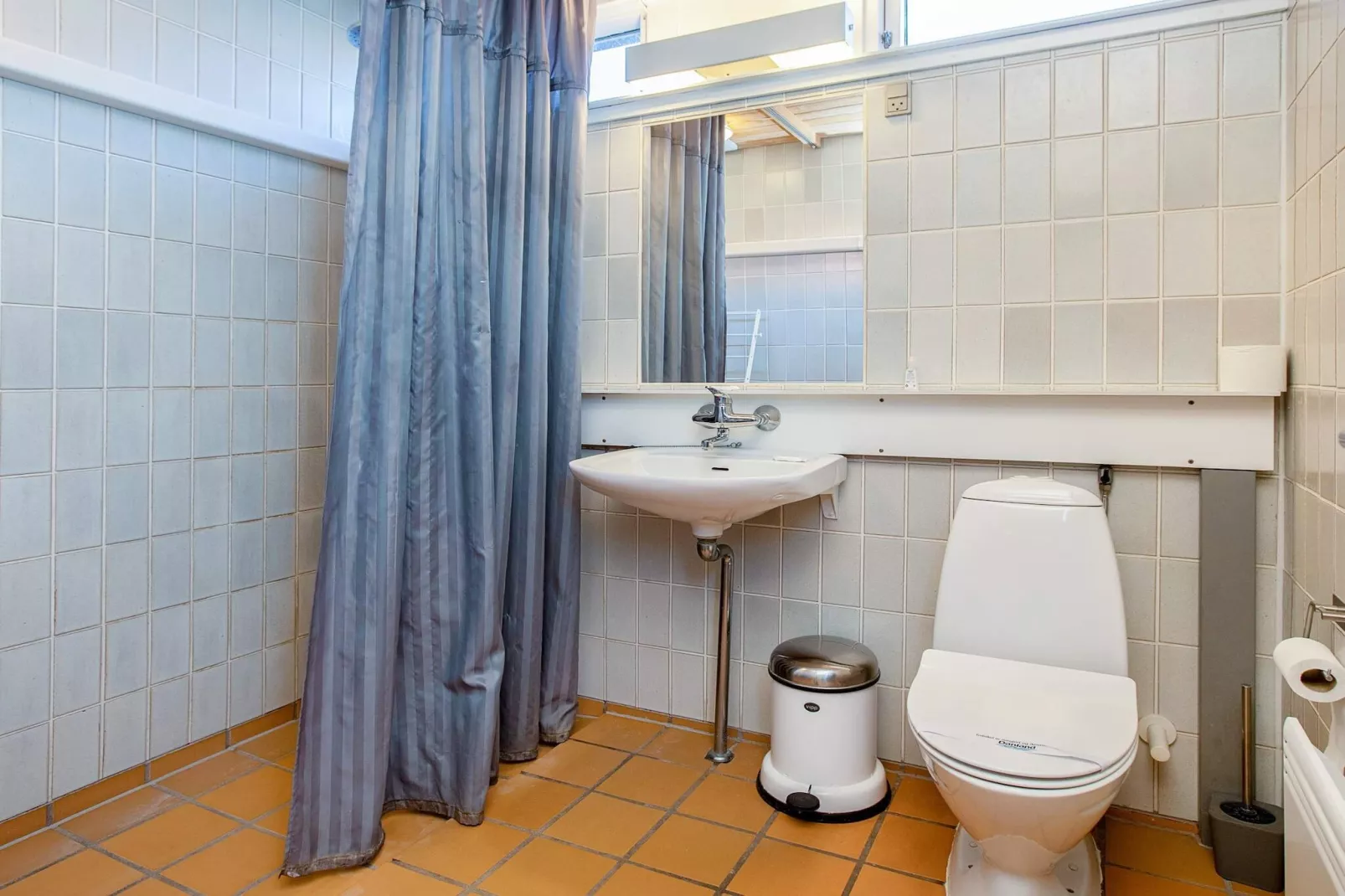 3 room,close to the sea/dike,renovate-Binnen
