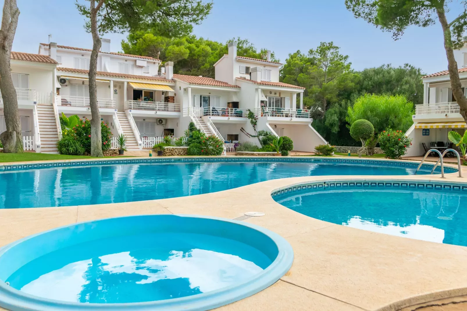 Edisol 29 (villa Pilar 2)-Buitenkant zomer