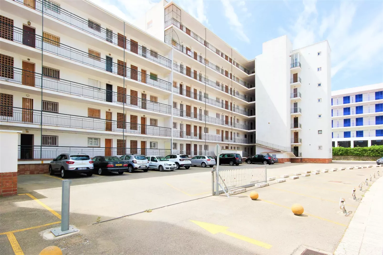 RESIDENCE DE LA PLAGE BJS 3 Roses-Buitenkant zomer