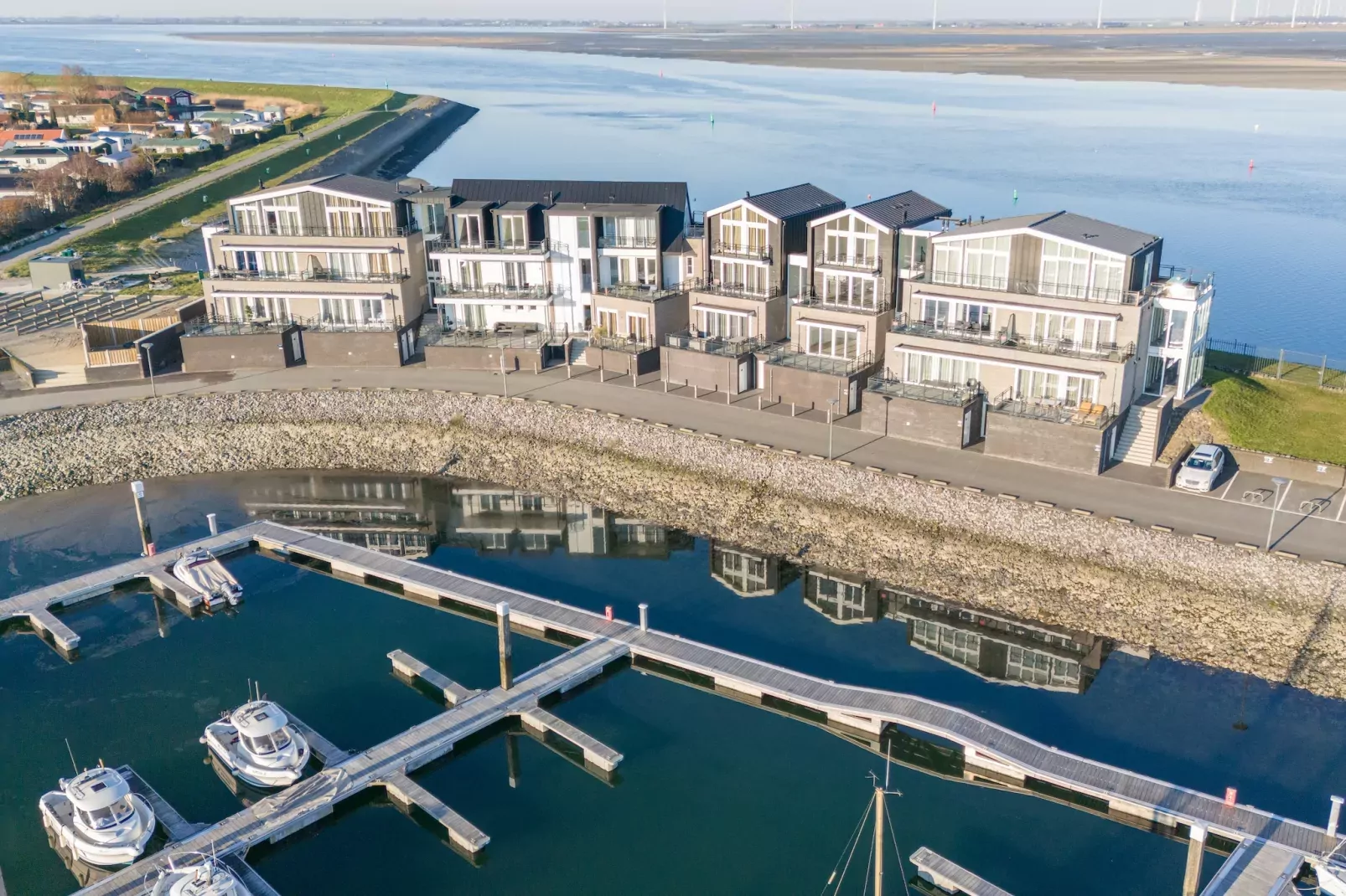 Appartement Vista Maris 'Haus am See' - Havenweg 8-30  Sint-Annaland-Buitenkant zomer