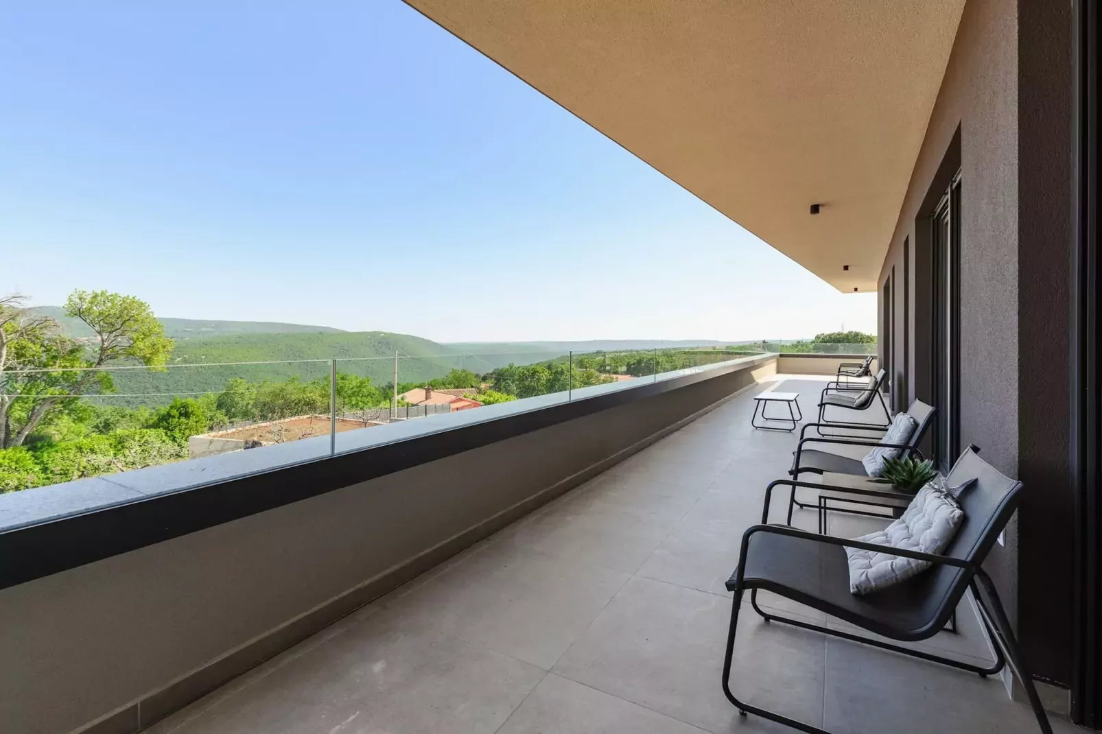 Villa de la Vie with Heated Swimming Pool-Terrasbalkon