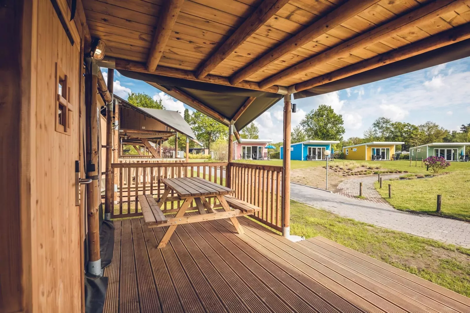Safari tent 'Edelhert' | 2 - 8 pers-Terrasbalkon