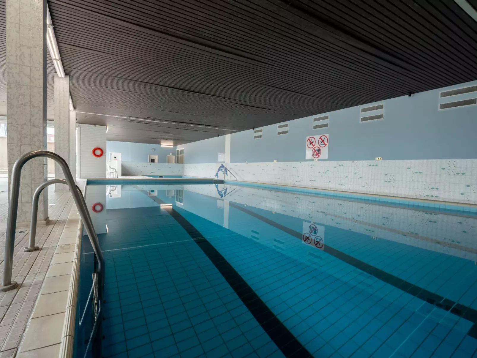 Cosy @ the beach studio with pool-Binnen