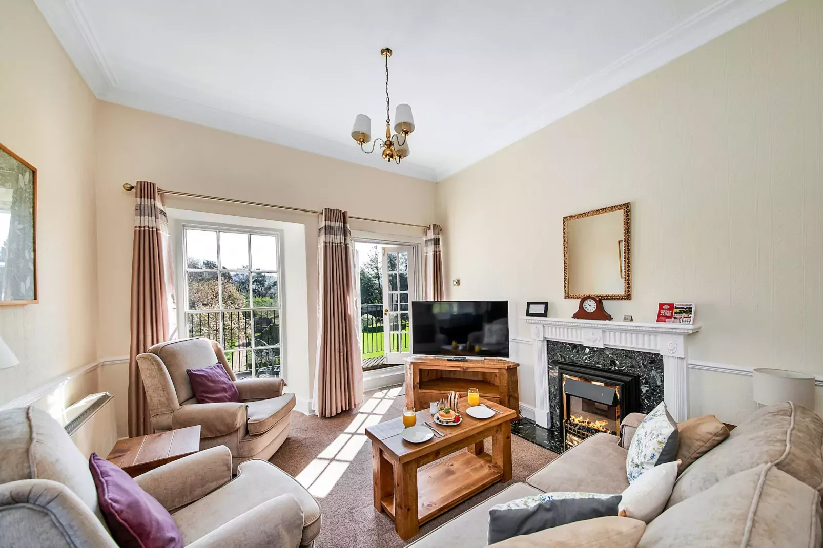 Roulston Hall Apt-Woonkamer