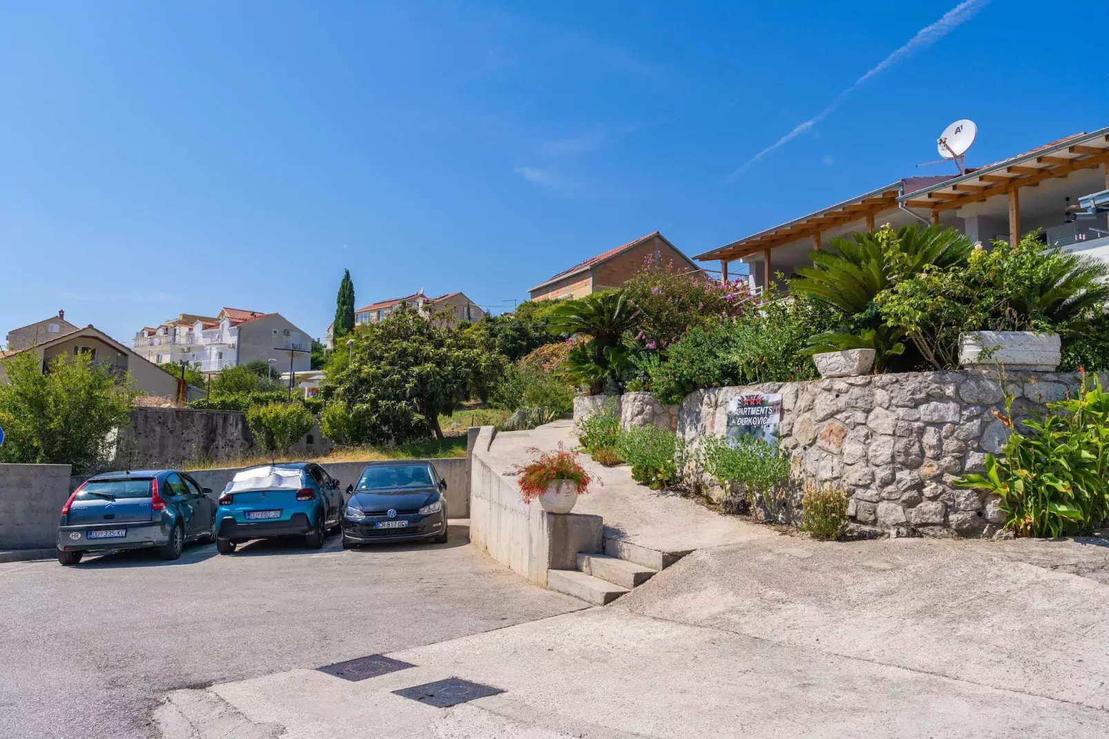 Apartments Djurkovic - Two-Bedroom Apartment with Shared Terrace and Sea View-Buitenlucht
