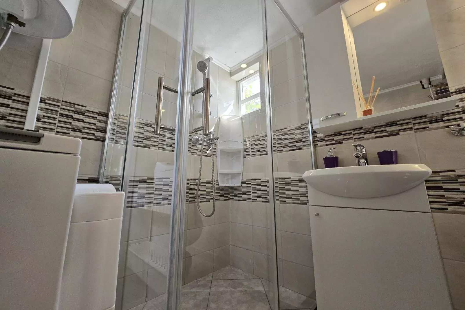 Indy's Beach Apartments- Studio Apartment with Patio and Sea View-Badkamer