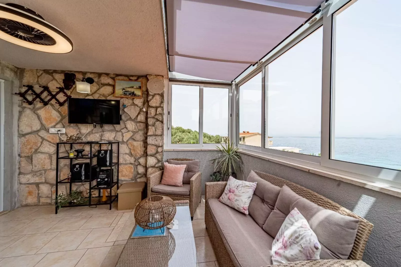 Stone House Blaca - Two Bedroom Stone House with Terrace and Sea View-Woonkamer