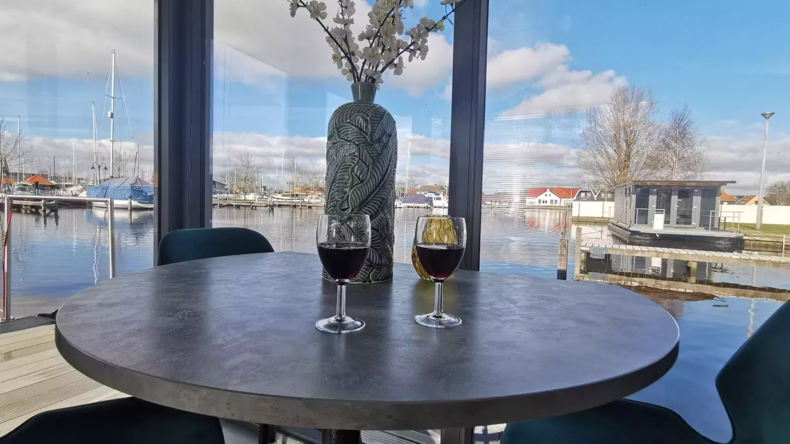 Floating in Heeg-Eetkamer