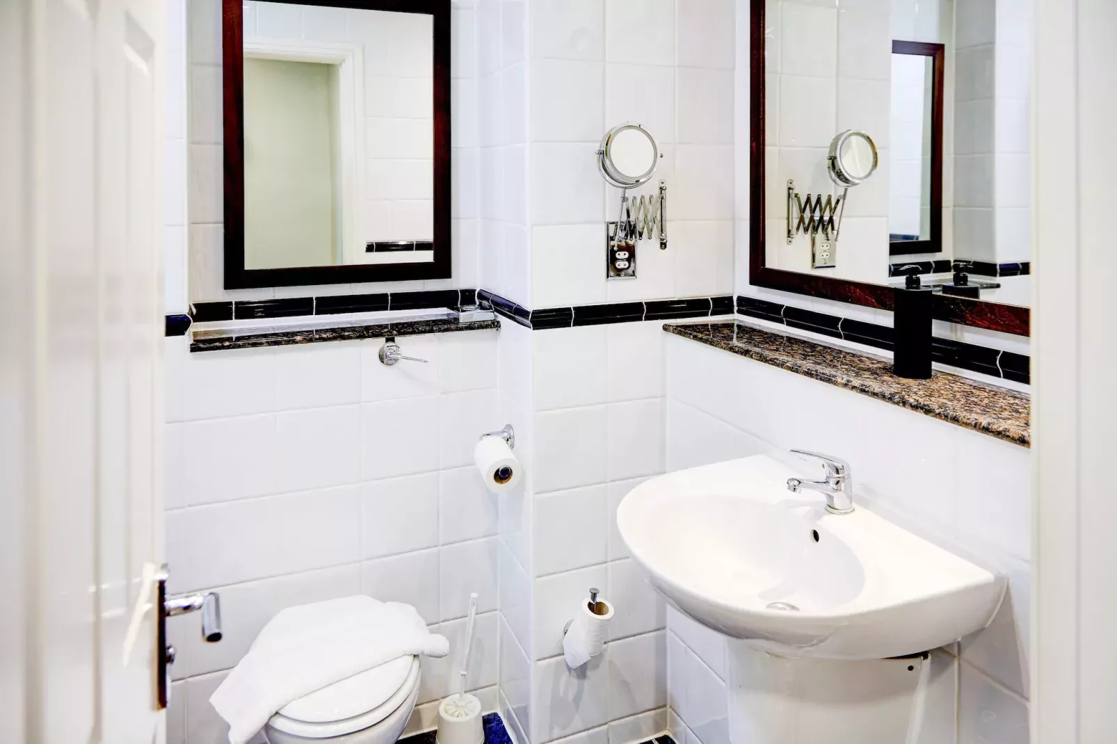 Warwickshire Park Hotel Kenilworth by Belvilla  Standard King room-Badkamer