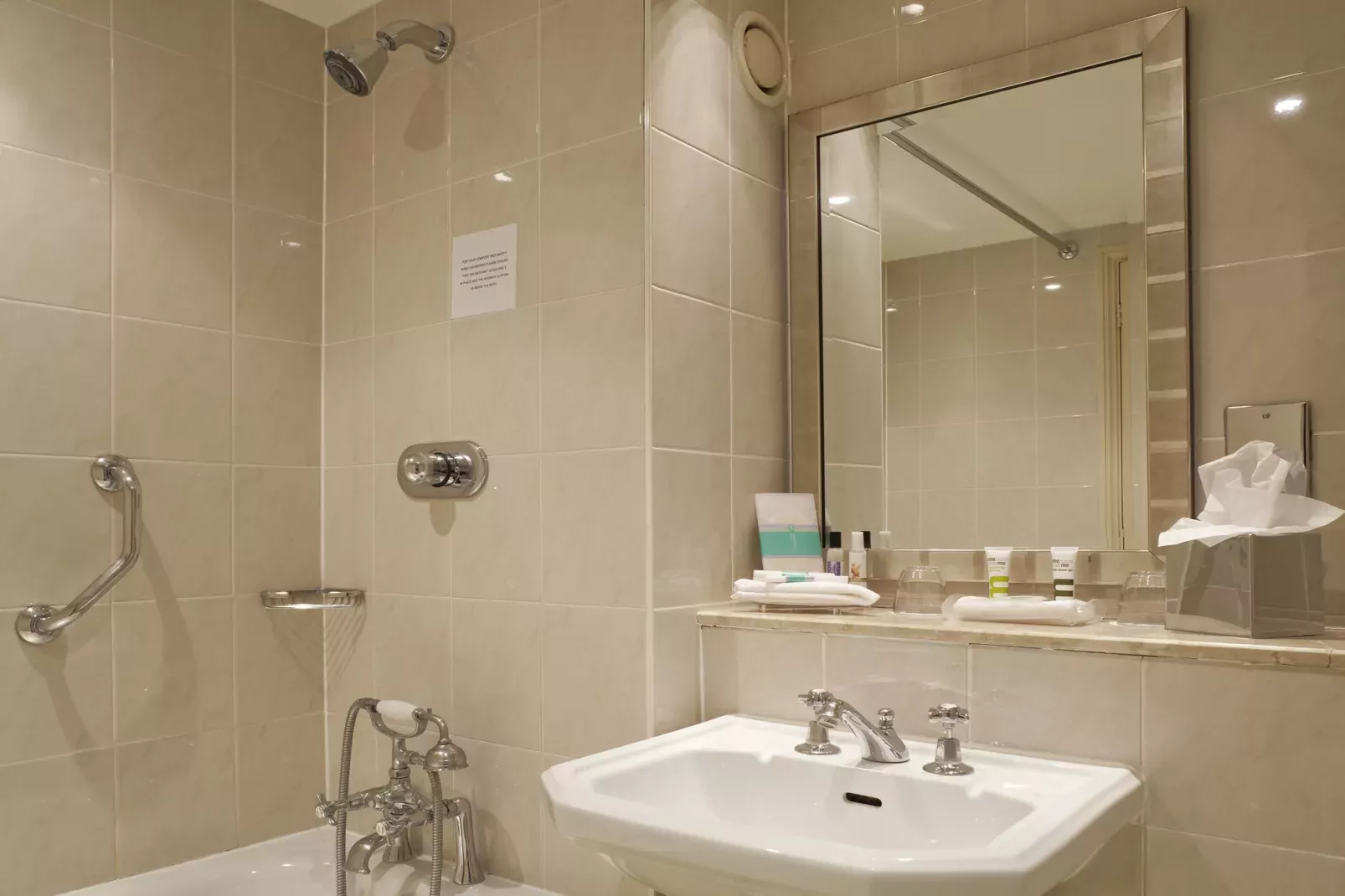 Classic Double  Staines ex Mercure-Badkamer