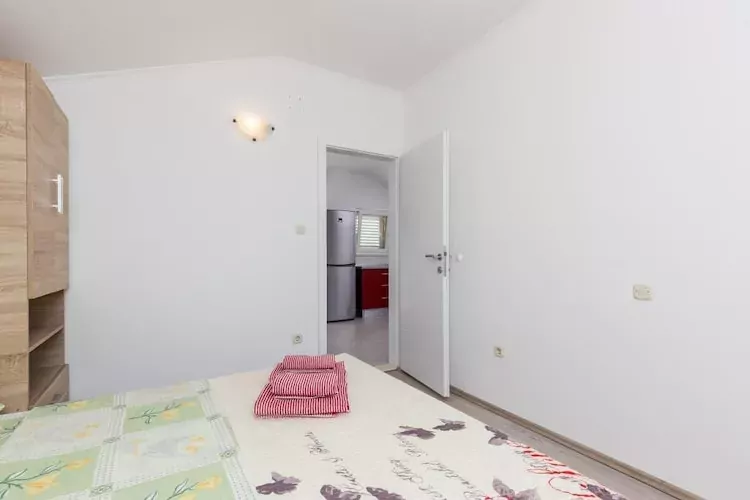 Apartments Memunić - One Bedroom Apartment with Balcony and Sea View (CRVENI)