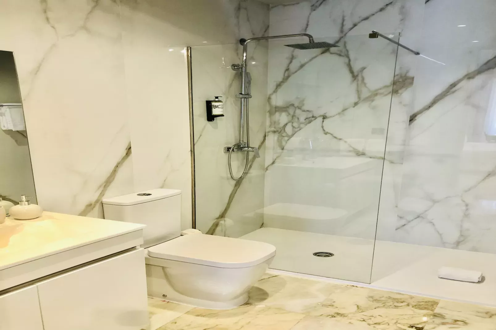 YOUROPO - Downtown 3A-Badkamer