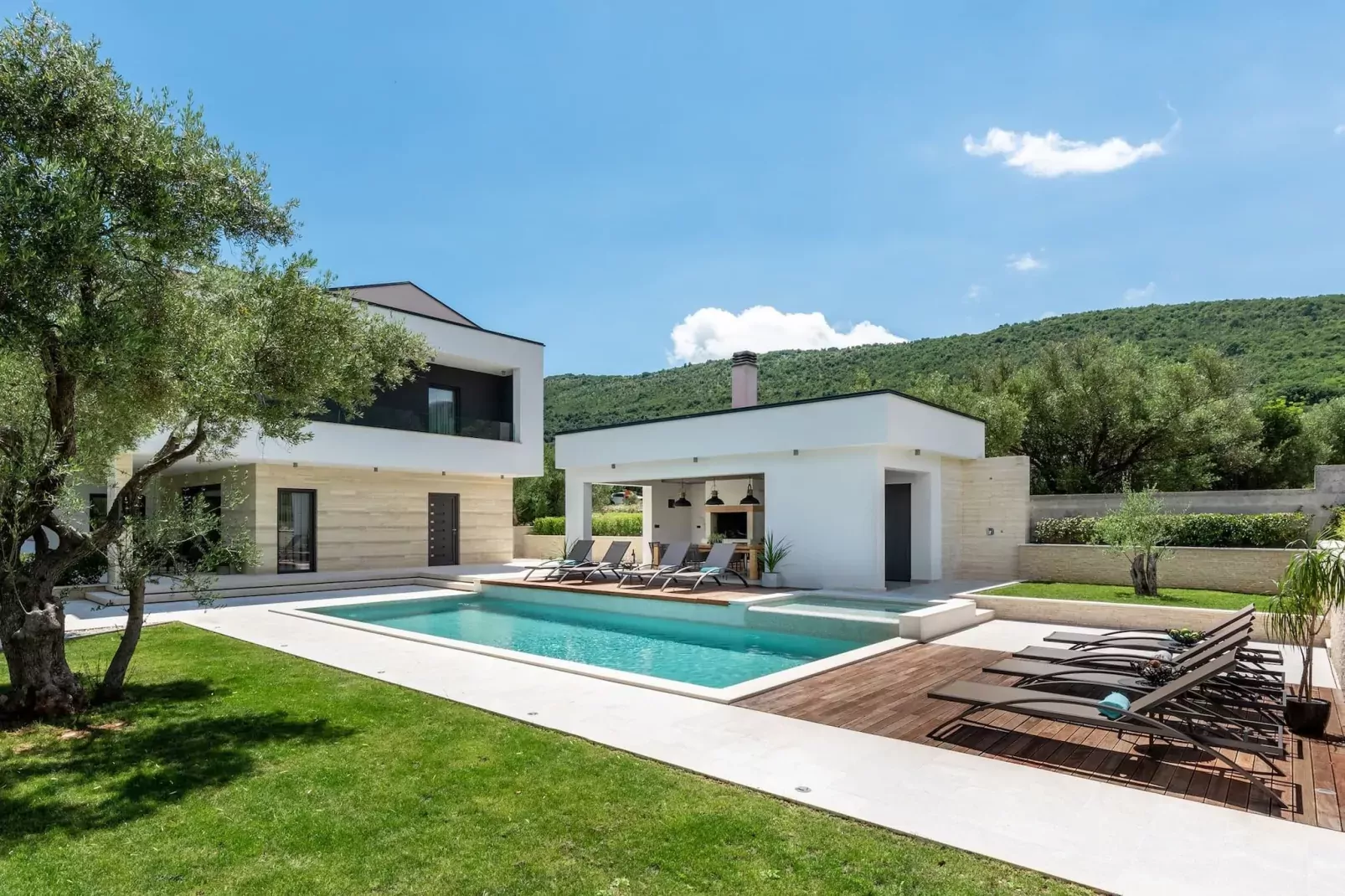 Luxurious Villa Laurea