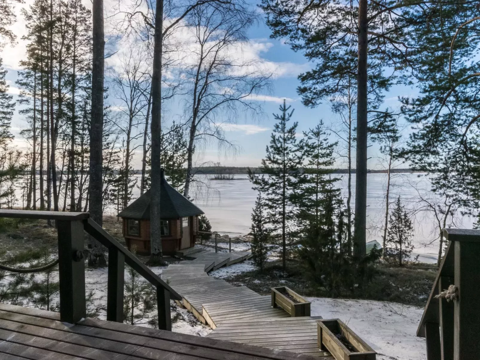 Puolen hehtaarin metsä-Buiten