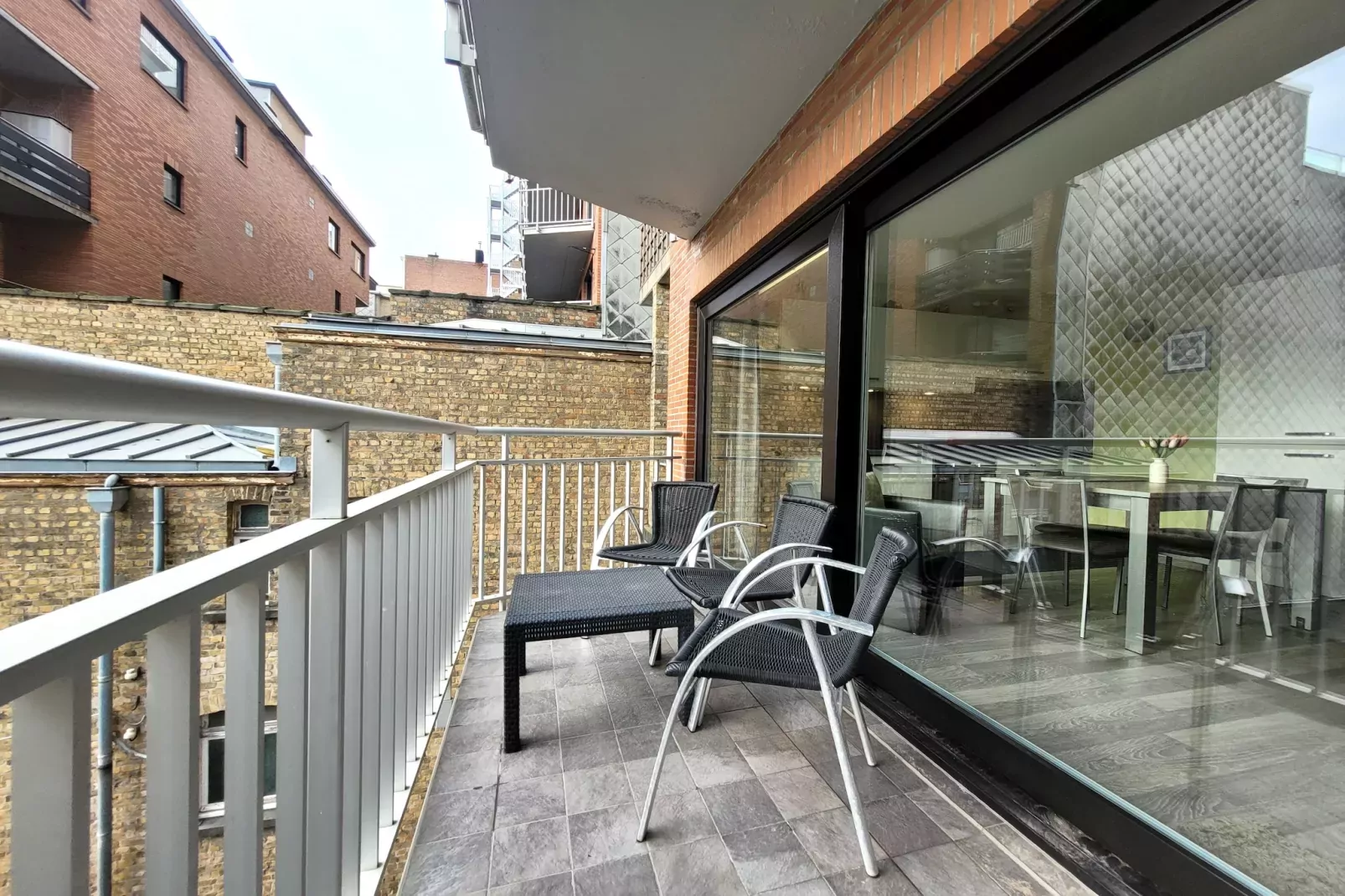 EMBASSY 0203-Terrasbalkon