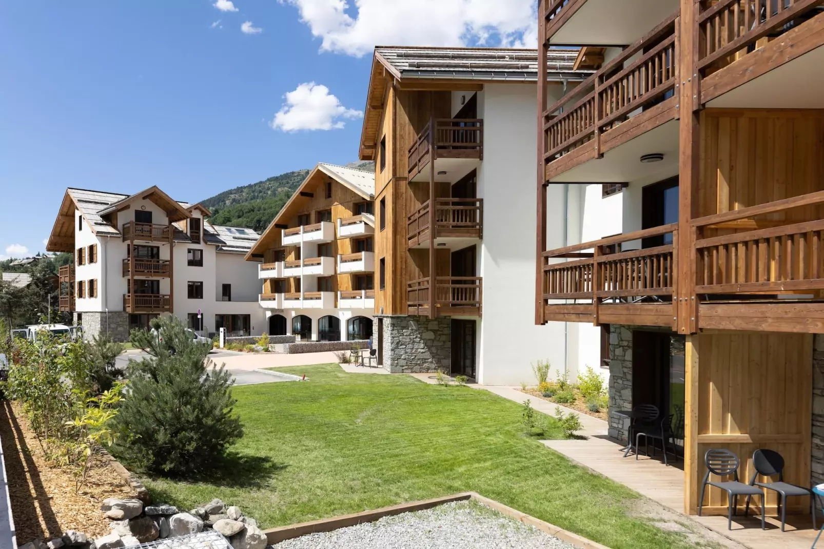 Le Cristal Lodge-RD2S-Buitenkant zomer
