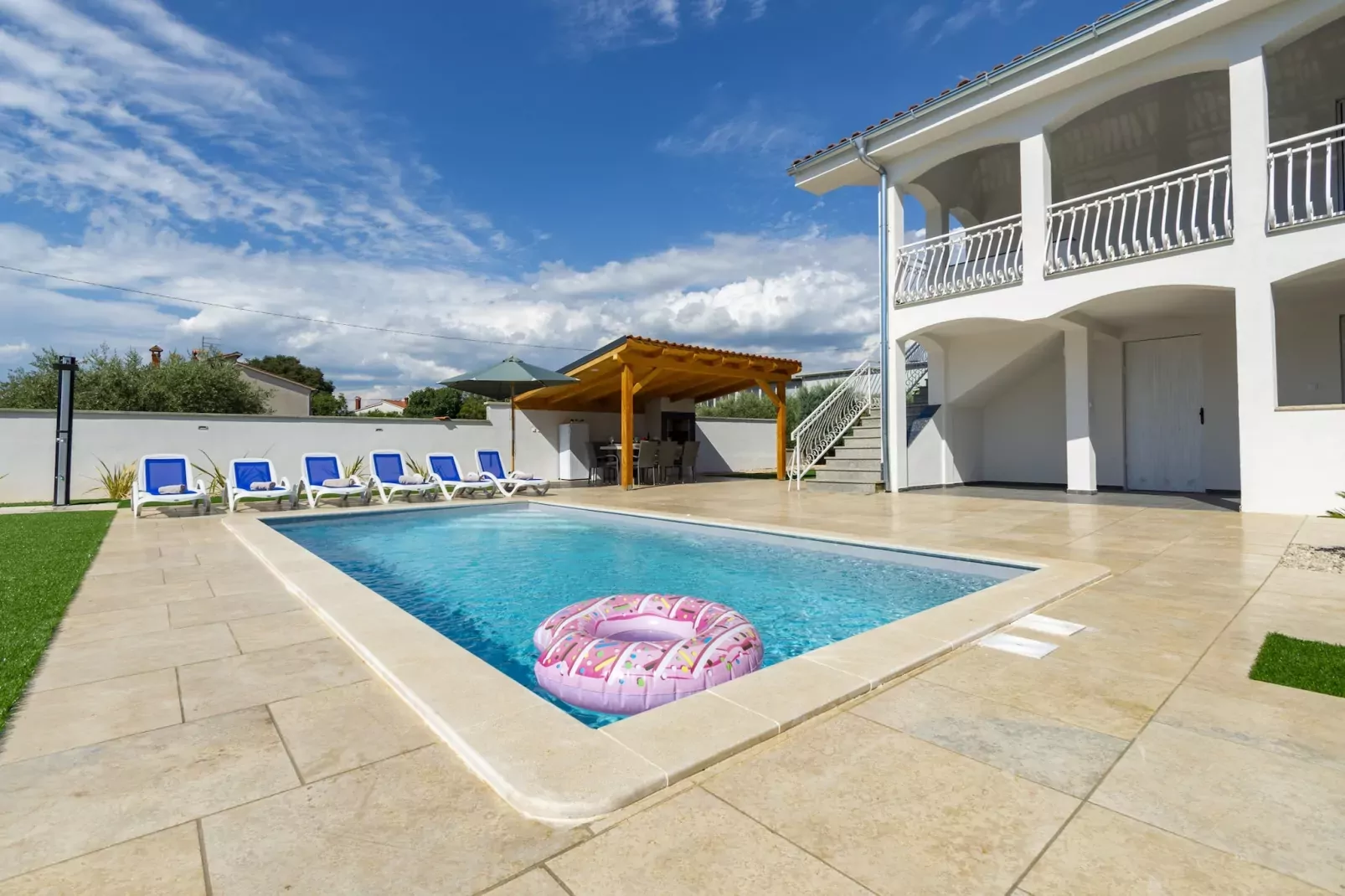 Villa Susanne with Private Pool-Buitenlucht