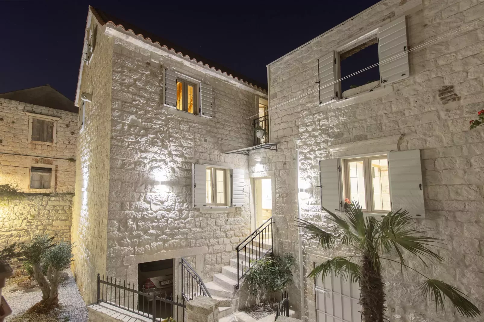 Stone House Trogir-Buitenkant zomer