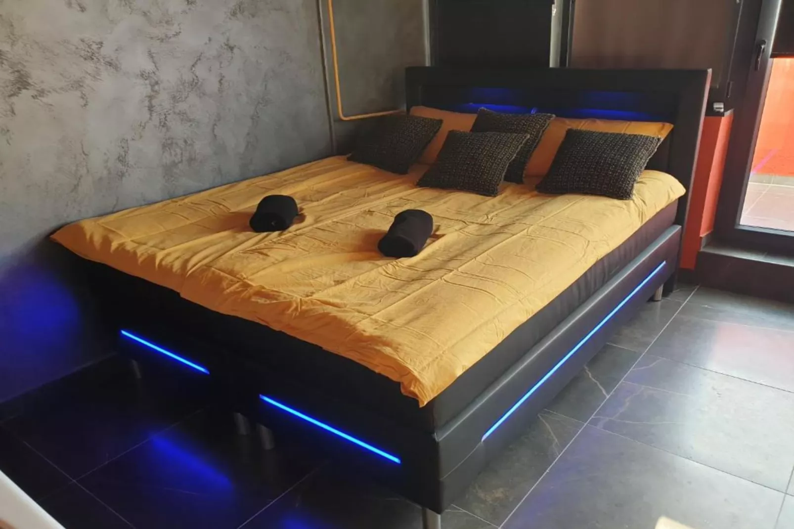 Apartment Tomislav Zagreb - One Bedroom Apartment with Private  Hot Tub-Slaapkamer