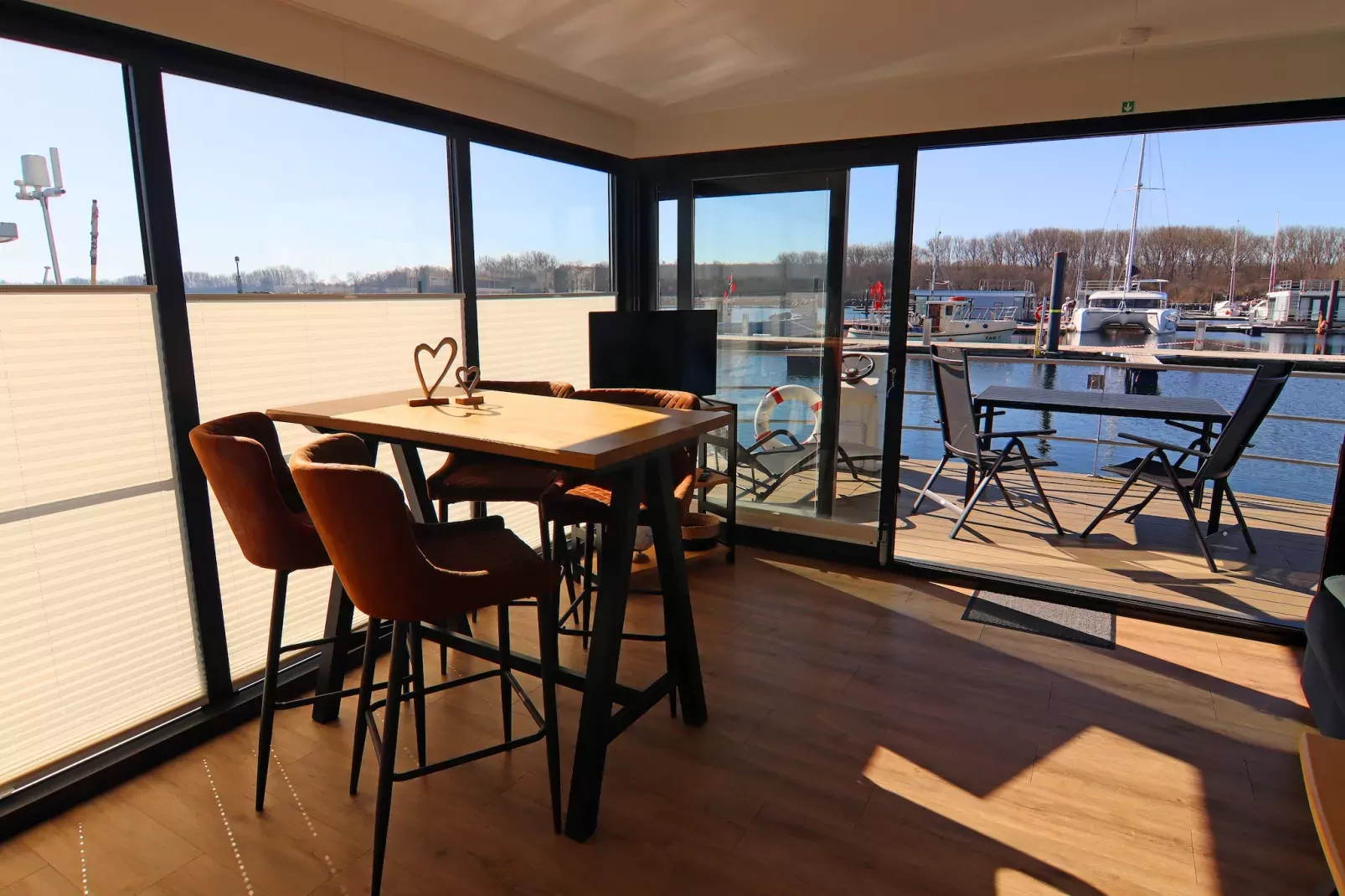 Hausboot Family & Friends mit Hund LP 10 / 1-2 Personen-Eetkamer