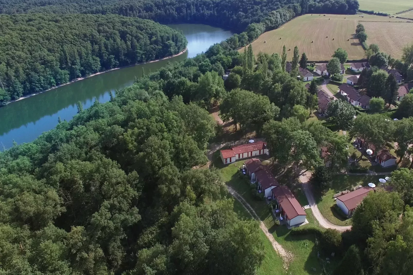 Gîte 3 Pièces 6 Personnes 1  bébé Roncière-Buitenkant zomer