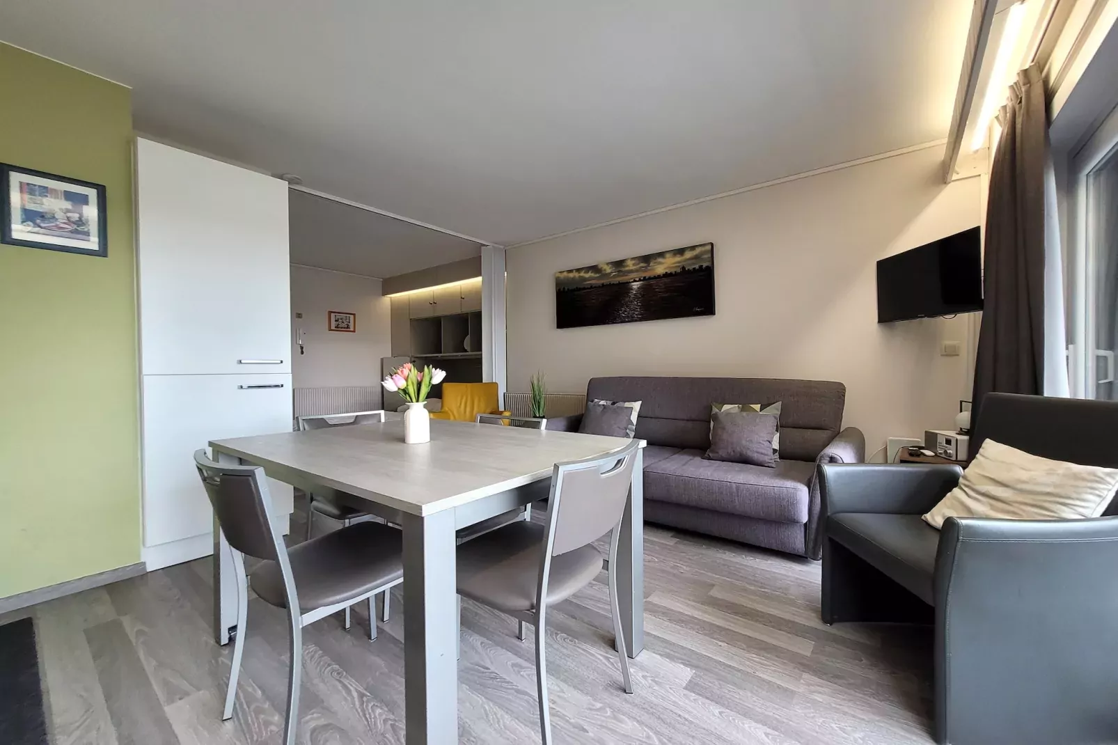 EMBASSY 0203-Woonkamer