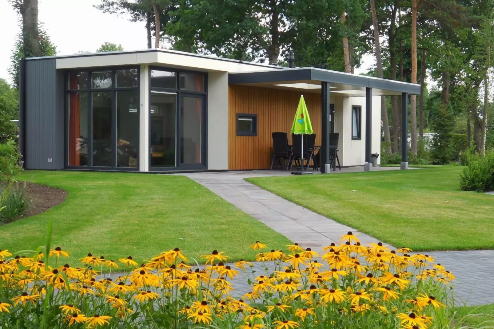 Holiday Villa | 2 - 4 people-Buitenkant zomer