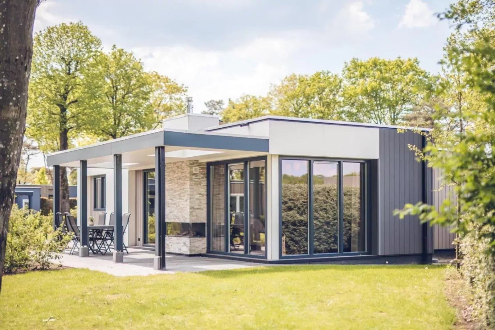 Holiday villa with sauna | 2 - 6 people-Buitenkant zomer