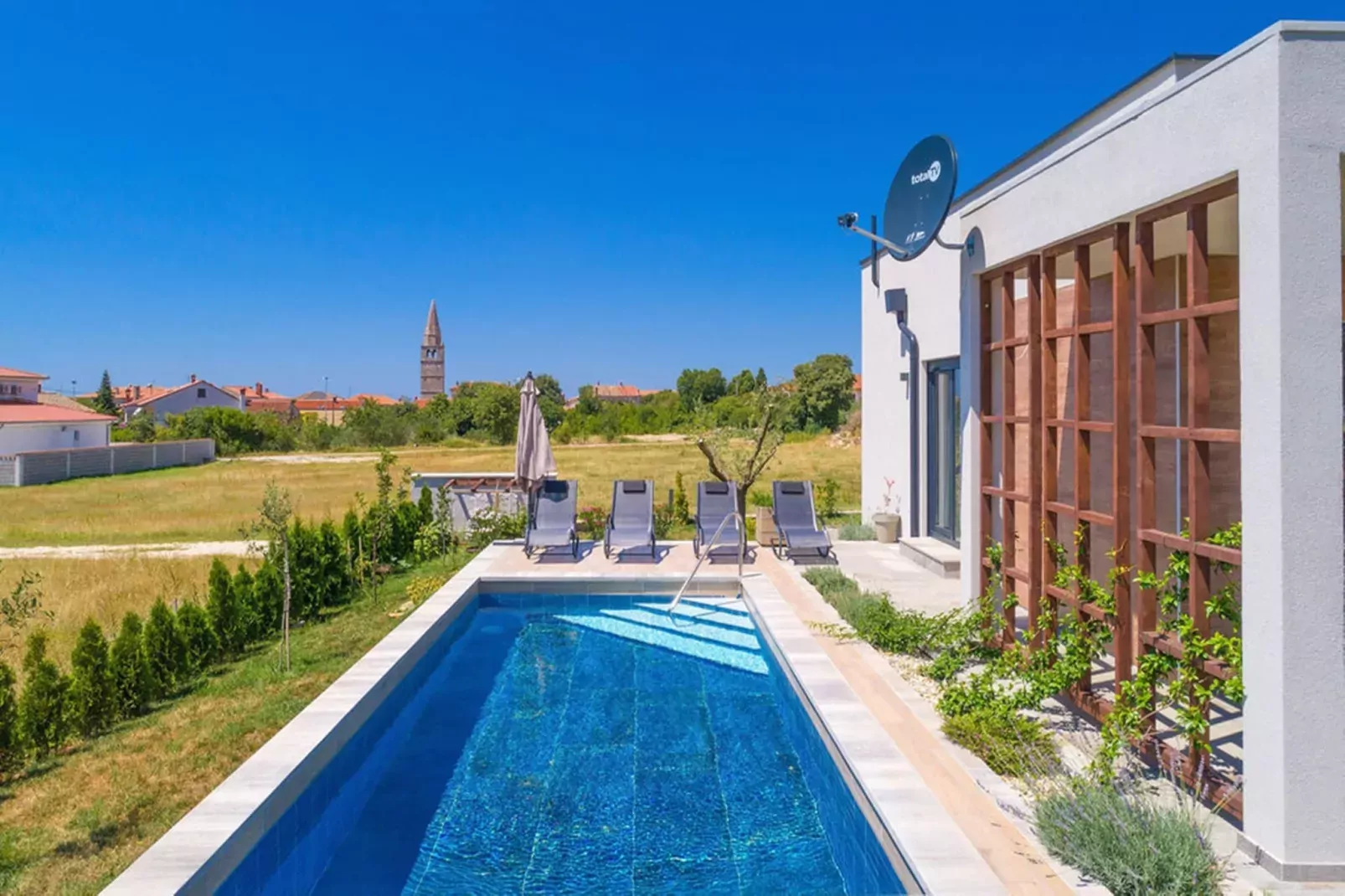 Villa Lily with Private Pool and a Lovely Garden-Zwembad