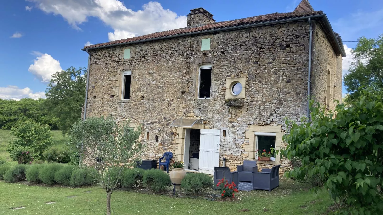 Maison des Yourtes-Buitenkant zomer