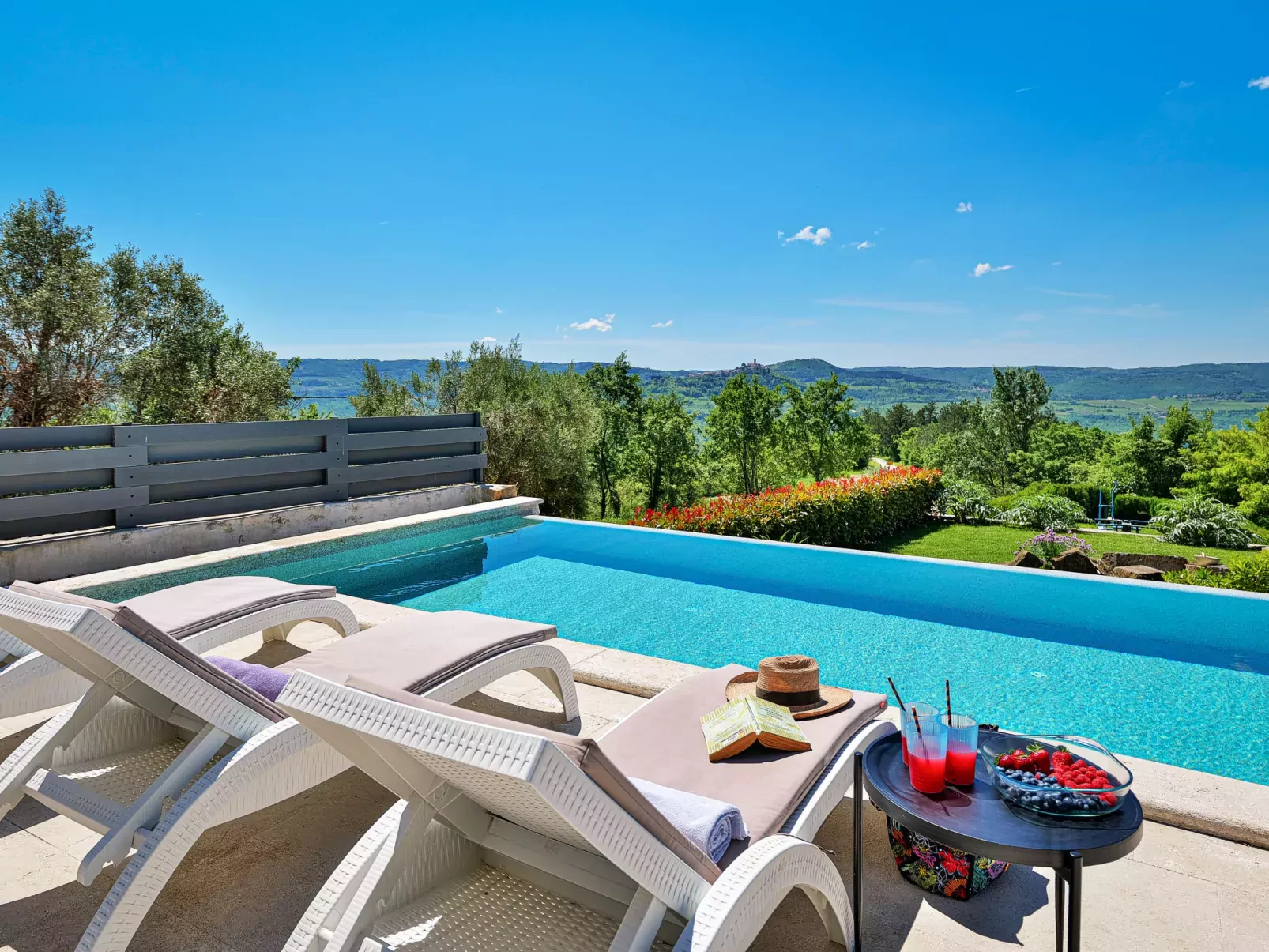 Villa Over the Hilltop-Buiten