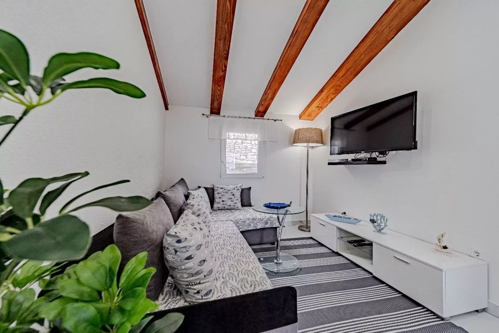 Stone House Blaca - Two Bedroom Stone House with Terrace and Sea View-Woonkamer