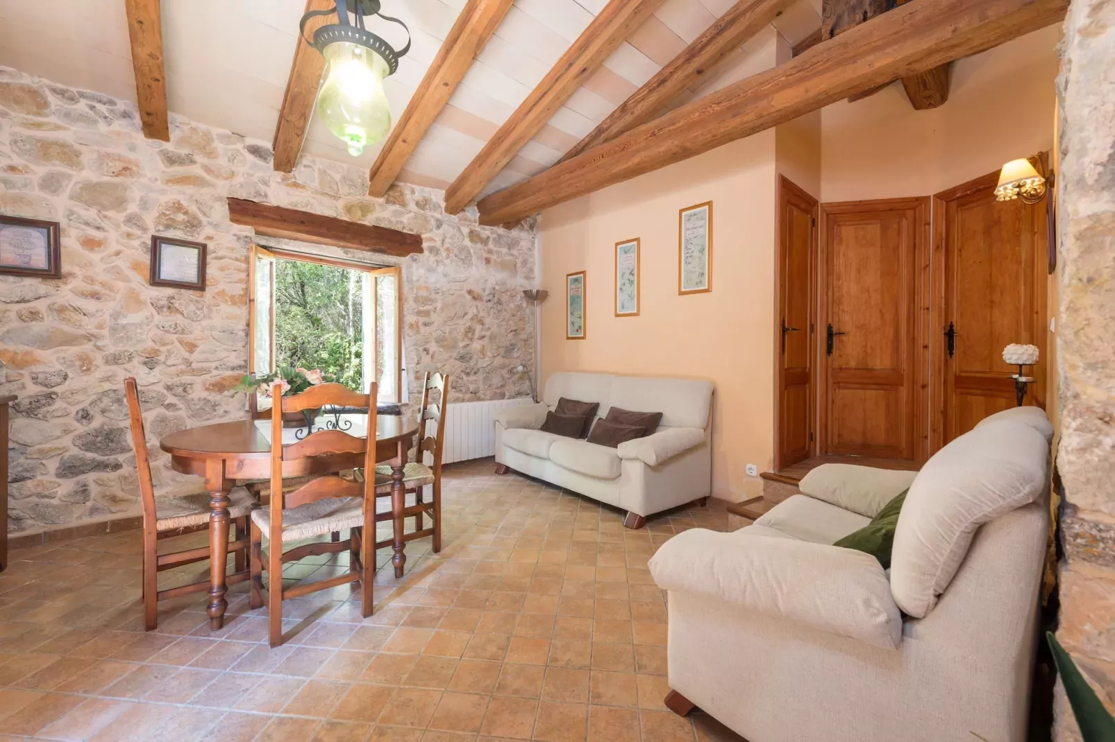 Casa De Piedra - Buitenkant zomer
