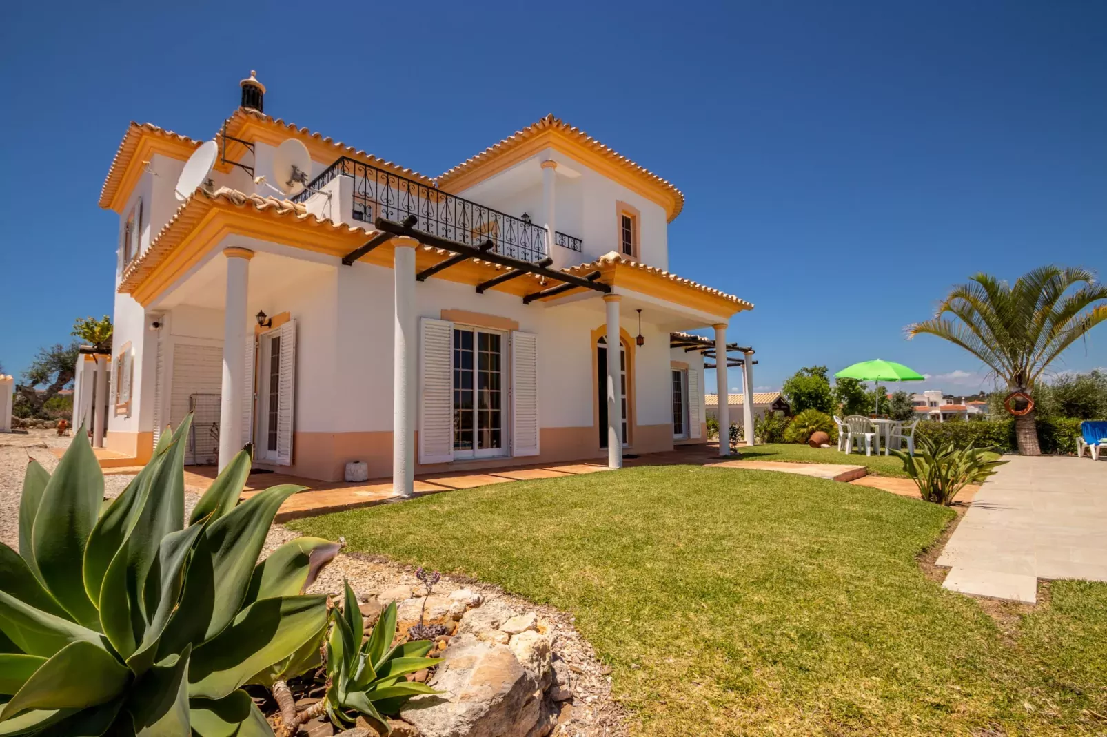 Villa Muriwai-Buitenkant zomer