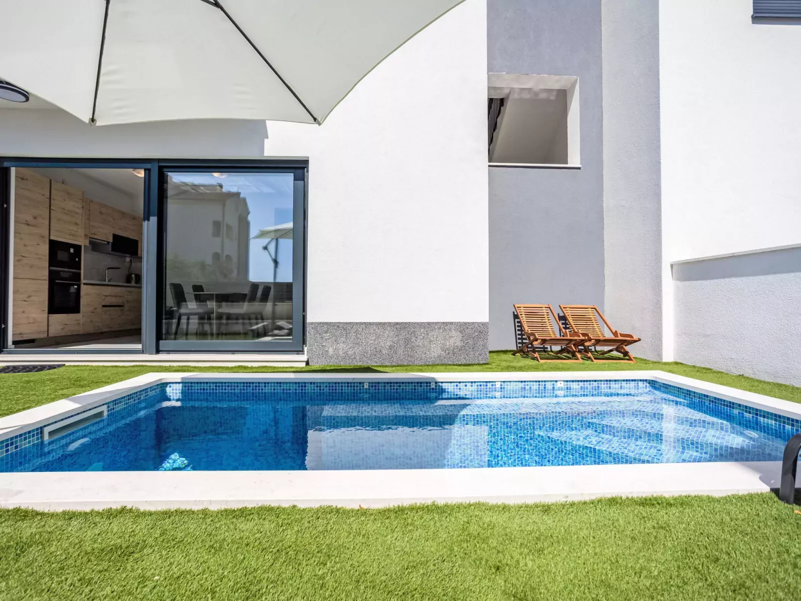Sunny Pool-Binnen