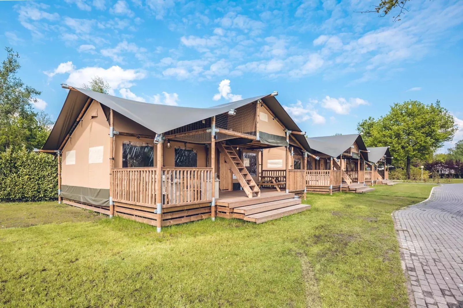 Safari tent 'Edelhert' | 2 - 8 pers-Buitenkant zomer