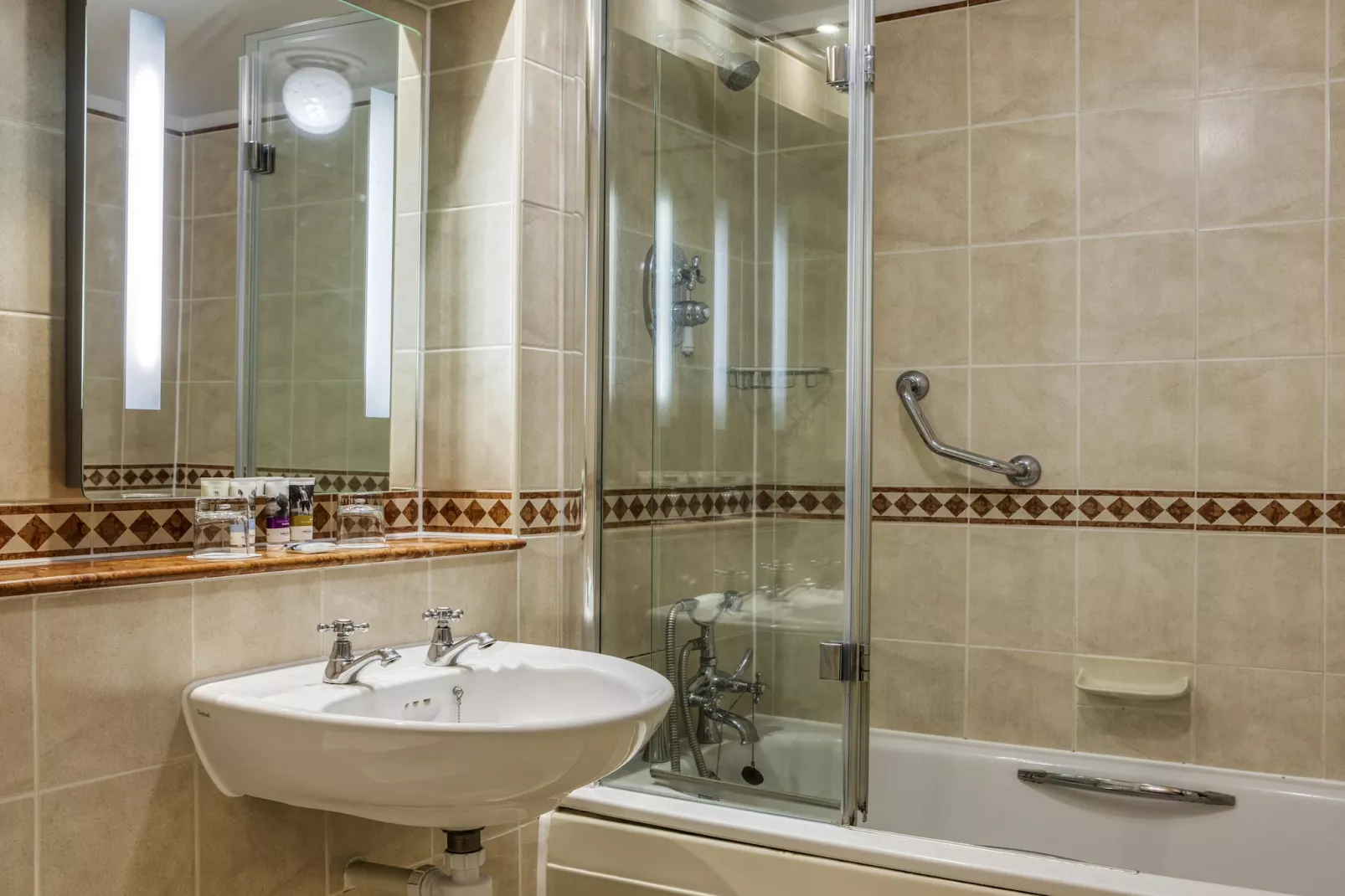Compact Double Ex Mercure Winchester-Badkamer
