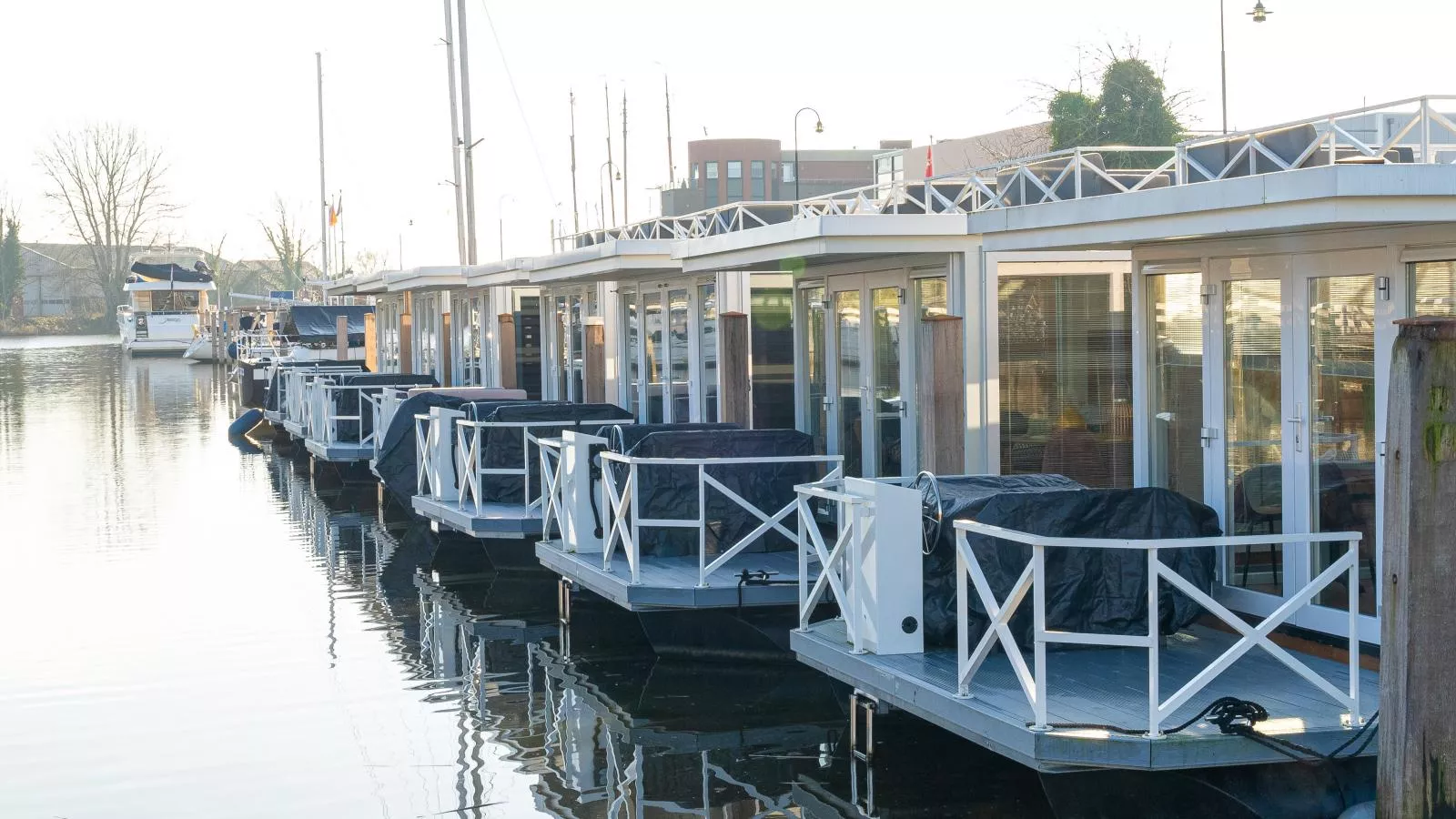 Floating in Friesland-Buitenkant zomer