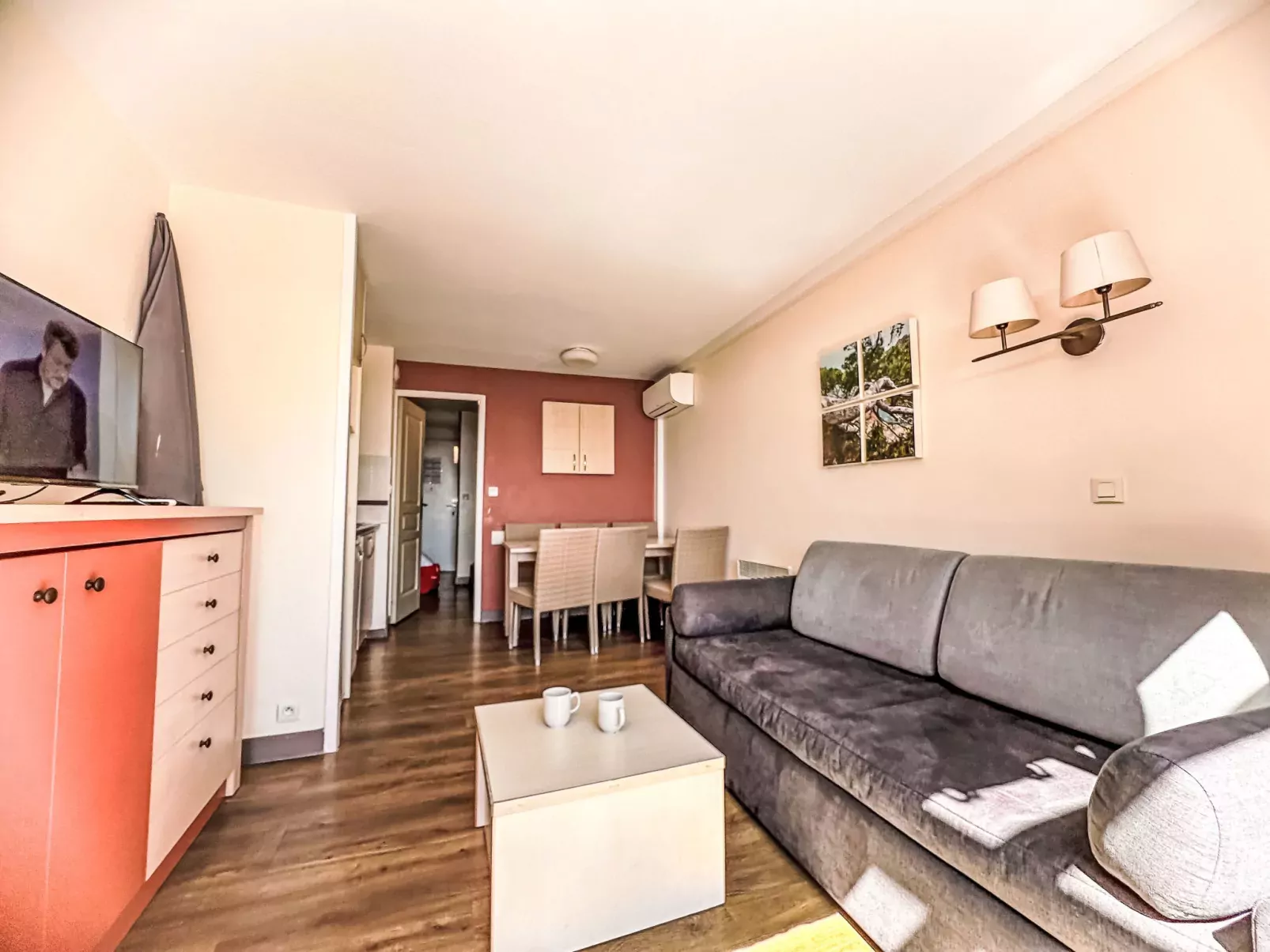 Le Village (E1 309)-Binnen