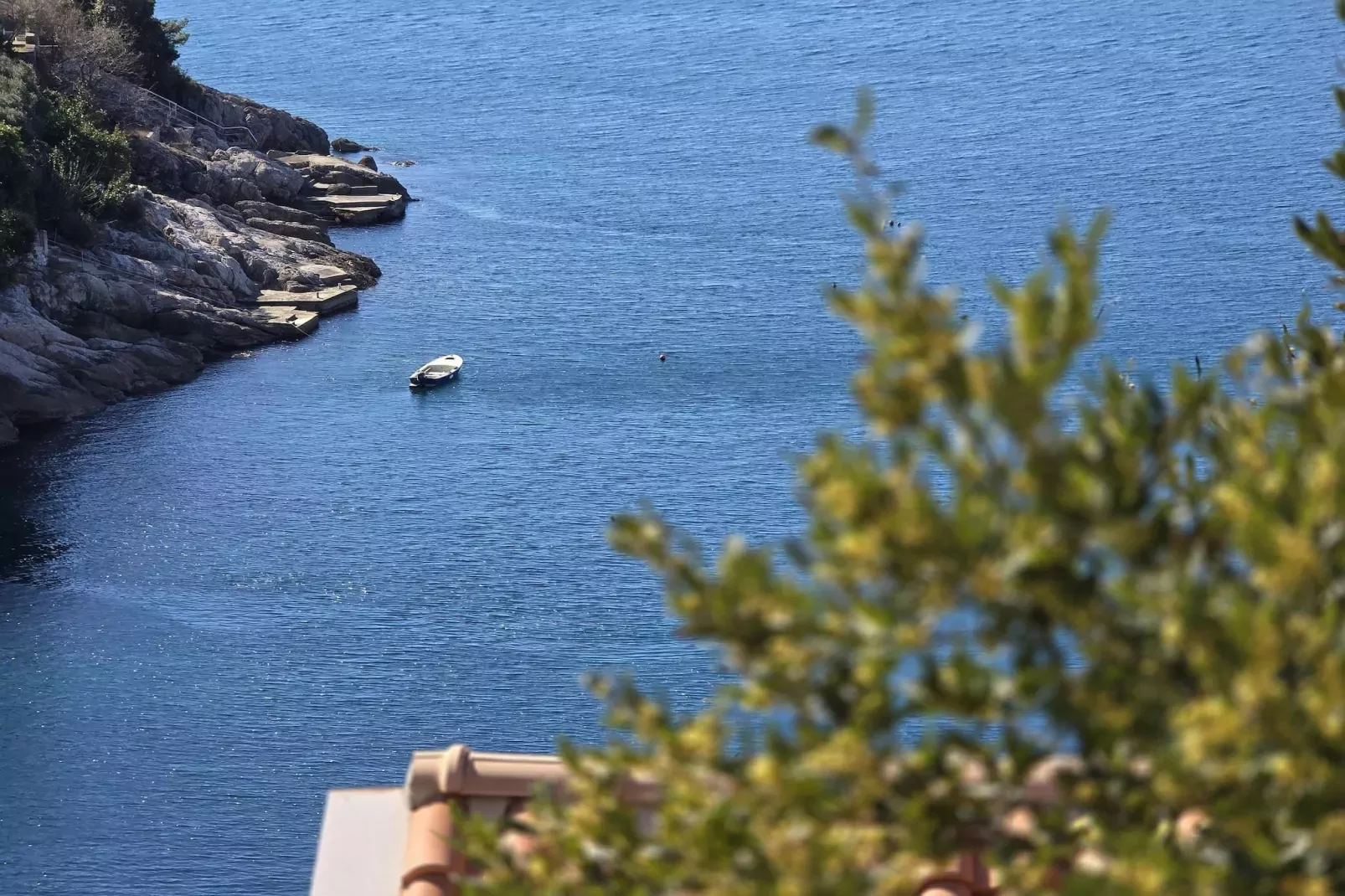 Indy's Beach Apartments- Studio Apartment with Patio and Sea View-Sfeer